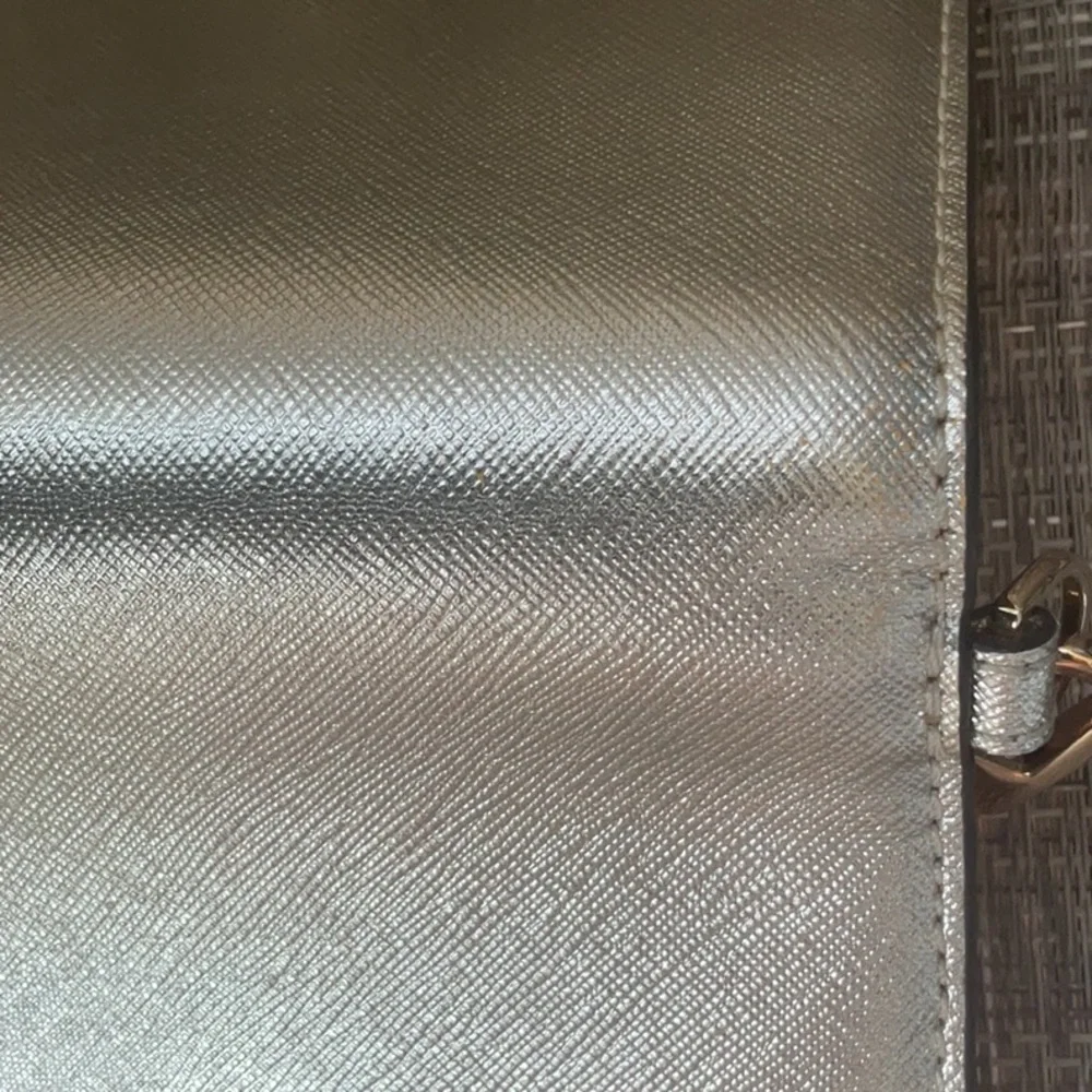 Tory Burch Emerson slim wristlet envelope in white gold - Picture 5 of 8